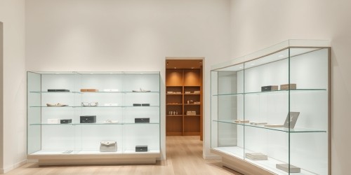 Prateleiras de acrílico para lojas: funcionalidade com visual clean